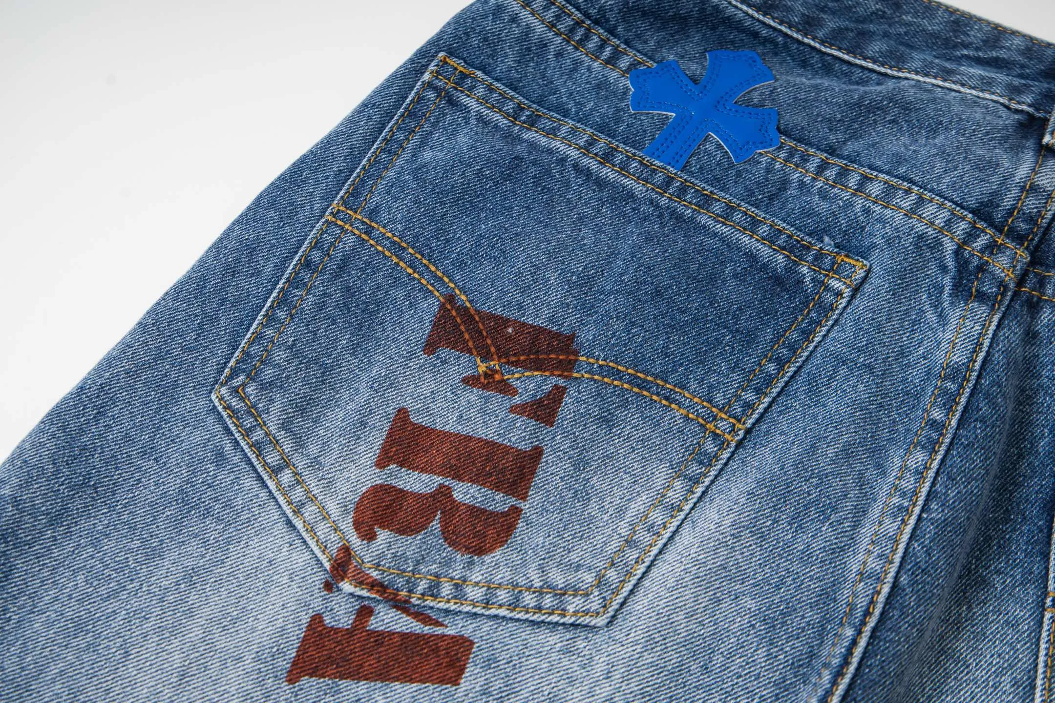 P260 Chrome Hearts washed graffiti blue cross couple jeans are a hot trend this season and are sought after by countless celebrities and fashionistas. The neat details of the cutting process add color to the playful fashion! The neat and meticulous design, and the well-fitting structure is unique. The upper body not only has outstanding recognition, but also looks younger and younger. A style with the ultimate wearing meaning and performance, gorgeous color matching, and the craftsmanship of this style is also extremely extraordinary. After the finished product is washed, it is disassembled and hand-made with sheepskin cross leather and then spliced ​​together to complete. The whole piece has too many craftsmanship to describe. It is decorated with patchwork cross flowers and high-waisted washed jeans! ! Absolutely high-end luxury product, a god-level single product, a super popular product, made by top heavy industry, a magic weapon that cannot be missed to hit the streets. Style number: 1834# Size: 28 30 32 34 Color: blue